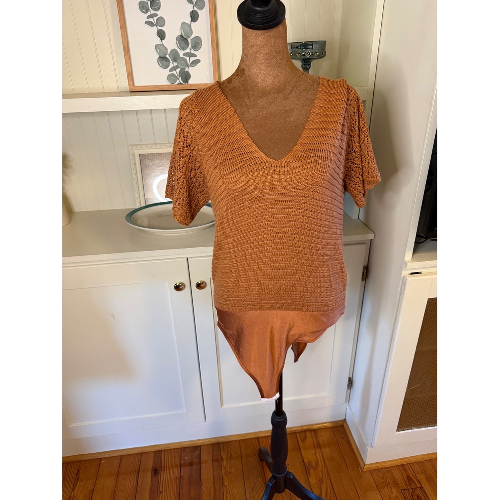 Gimmicks by BKE Rust Orange Knit Short Sleeve Bodysuit V-Neck Medium CCSG2001S